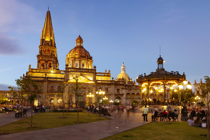 Catedral de Guadalajara por la noche en el centro de Guadalajara