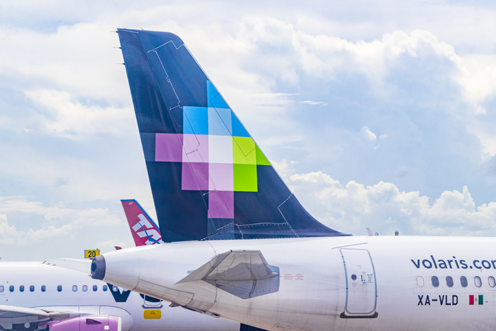 Ala trasera de un avión de Volaris en el aeropuerto.
