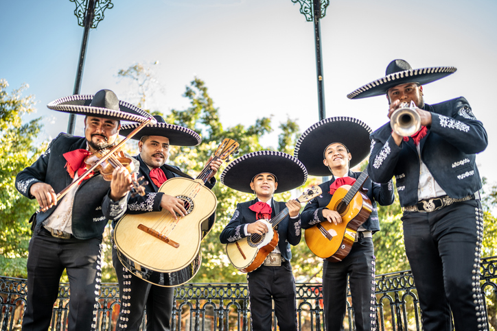 Un grupo de mariachis tradicionales tocando en el distrito histórico.
