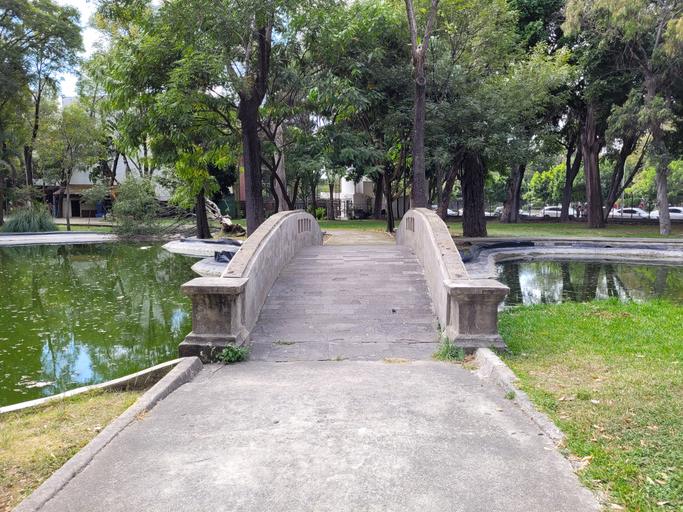 Vista de un puente de concreto ubicado en el parque Agua Azul en Guadalajara