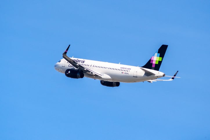 Avión de Volaris sobrevolando un cielo azul.